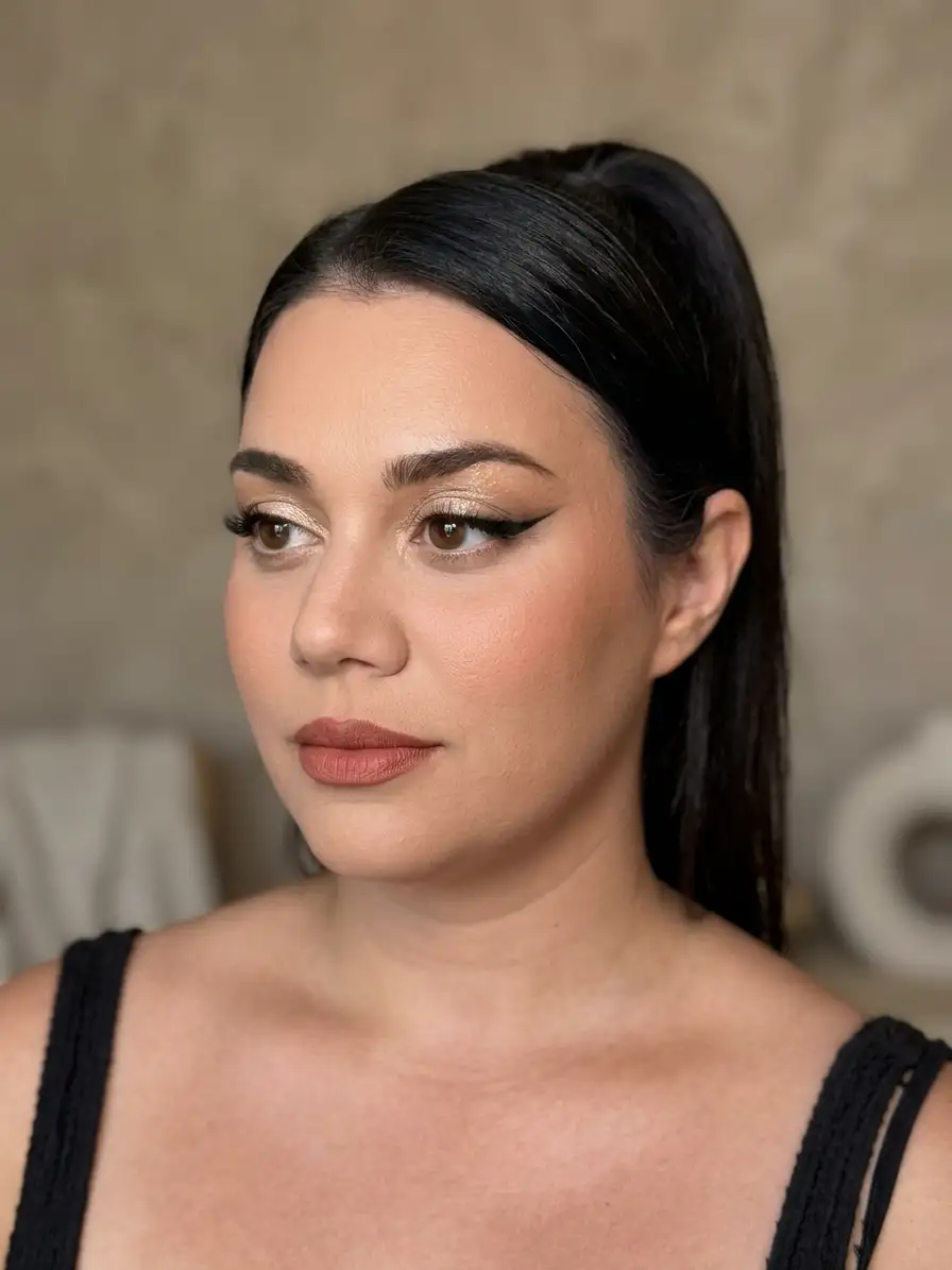 Μακιγιάζ καλεσμένης με εντυπωσιακό winged eyeliner