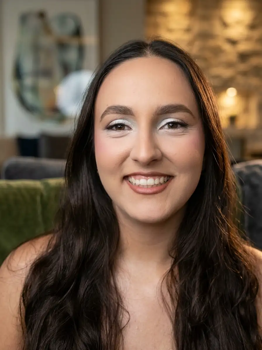 Μακιγιάζ κουμπάρας με cat-eye eyeliner και nude χείλη