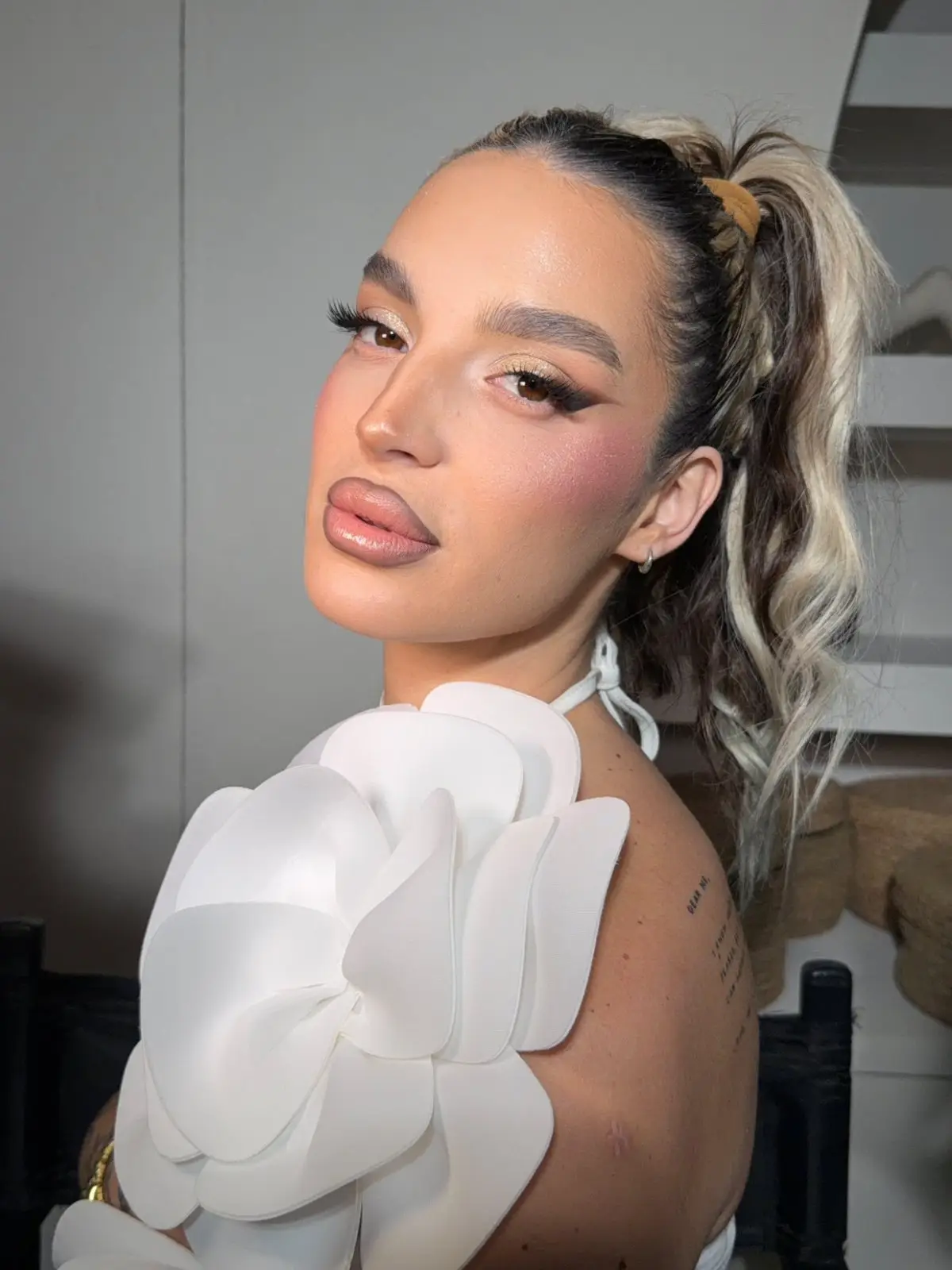 Μοντέρνο νυφικό μακιγιάζ με εντυπωσιακό glam eyeliner
